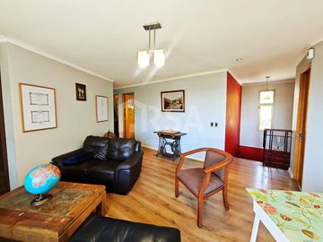 CASA 7 HABITACIONES/5 BAÑOS, ÁREAS VERDES Y GRAN VISTA A TODO SANTIAGO