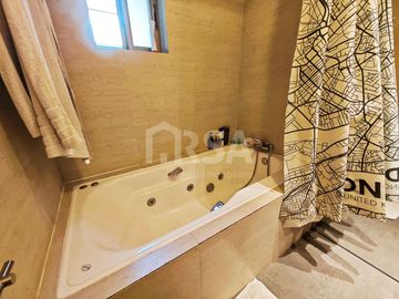 CASA 7 HABITACIONES/5 BAÑOS, ÁREAS VERDES Y GRAN VISTA A TODO SANTIAGO