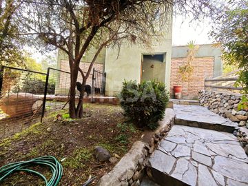 CASA 7 HABITACIONES/5 BAÑOS, ÁREAS VERDES Y GRAN VISTA A TODO SANTIAGO