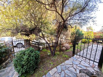 CASA 7 HABITACIONES/5 BAÑOS, ÁREAS VERDES Y GRAN VISTA A TODO SANTIAGO
