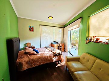 CASA 7 HABITACIONES/5 BAÑOS, ÁREAS VERDES Y GRAN VISTA A TODO SANTIAGO
