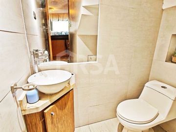 CASA 7 HABITACIONES/5 BAÑOS, ÁREAS VERDES Y GRAN VISTA A TODO SANTIAGO