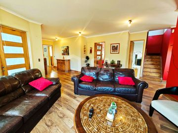 CASA 7 HABITACIONES/5 BAÑOS, ÁREAS VERDES Y GRAN VISTA A TODO SANTIAGO