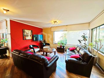 CASA 7 HABITACIONES/5 BAÑOS, ÁREAS VERDES Y GRAN VISTA A TODO SANTIAGO