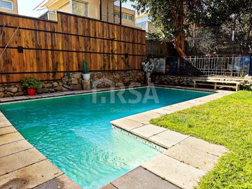 CASA 7 HABITACIONES/5 BAÑOS, ÁREAS VERDES Y GRAN VISTA A TODO SANTIAGO