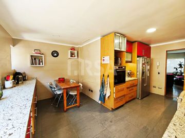 CASA 7 HABITACIONES/5 BAÑOS, ÁREAS VERDES Y GRAN VISTA A TODO SANTIAGO