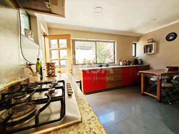 CASA 7 HABITACIONES/5 BAÑOS, ÁREAS VERDES Y GRAN VISTA A TODO SANTIAGO