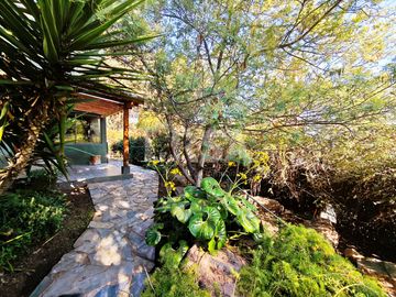CASA 7 HABITACIONES/5 BAÑOS, ÁREAS VERDES Y GRAN VISTA A TODO SANTIAGO
