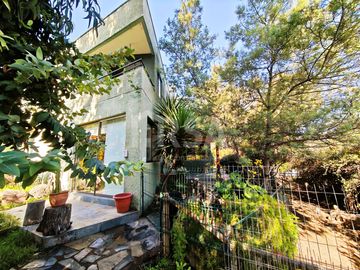CASA 7 HABITACIONES/5 BAÑOS, ÁREAS VERDES Y GRAN VISTA A TODO SANTIAGO