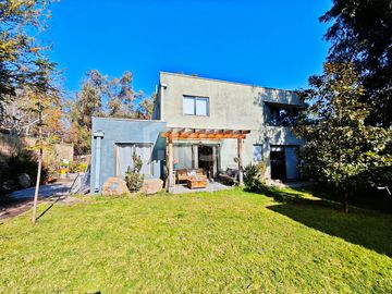 CASA 7 HABITACIONES/5 BAÑOS, ÁREAS VERDES Y GRAN VISTA A TODO SANTIAGO