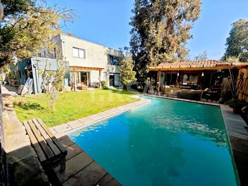 CASA 7 HABITACIONES/5 BAÑOS, ÁREAS VERDES Y GRAN VISTA A TODO SANTIAGO