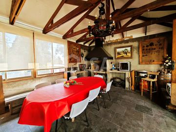 CASA 7 HABITACIONES/5 BAÑOS, ÁREAS VERDES Y GRAN VISTA A TODO SANTIAGO