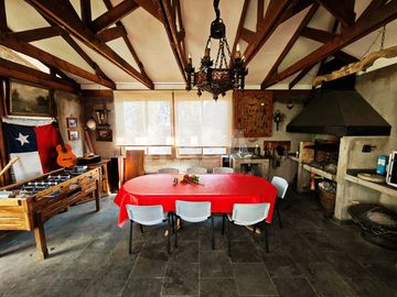 CASA 7 HABITACIONES/5 BAÑOS, ÁREAS VERDES Y GRAN VISTA A TODO SANTIAGO