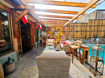 CASA 7 HABITACIONES/5 BAÑOS, ÁREAS VERDES Y GRAN VISTA A TODO SANTIAGO