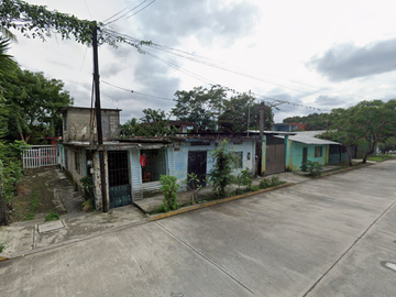 Casa en Av Vicente Guerrero, Centro, Vega de Alatorre, Ver. ¡No créditos!