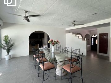 Casa en venta de 2 pisos con 3 recamaras y alberca al Norte de Mérida