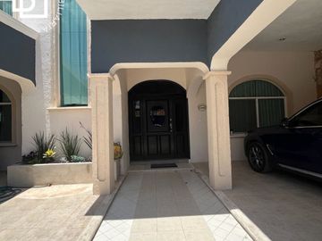 Casa en venta de 2 pisos con 3 recamaras y alberca al Norte de Mérida