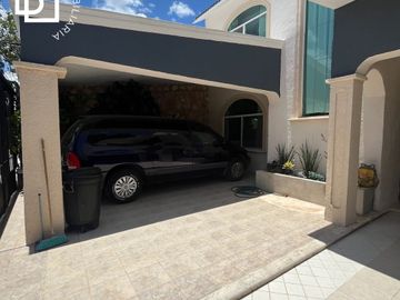 Casa en venta de 2 pisos con 3 recamaras y alberca al Norte de Mérida
