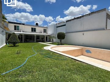 Casa en venta de 2 pisos con 3 recamaras y alberca al Norte de Mérida