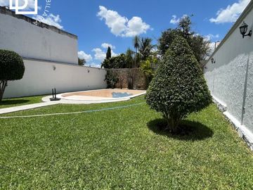 Casa en venta de 2 pisos con 3 recamaras y alberca al Norte de Mérida