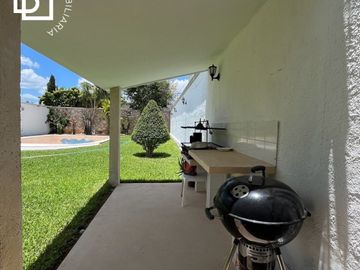 Casa en venta de 2 pisos con 3 recamaras y alberca al Norte de Mérida