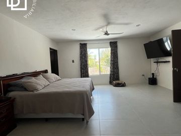 Casa en venta de 2 pisos con 3 recamaras y alberca al Norte de Mérida