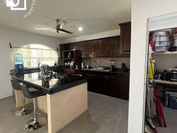 Casa en venta de 2 pisos con 3 recamaras y alberca al Norte de Mérida