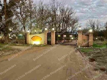 VENDO HERMOSA PARCELA  con QUINCHO/ PISCINA Y PERIMETRAL en talagante