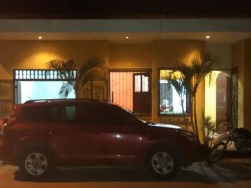 HERMOSA PROPIEDAD PARA VIVIENDA, NEGOCIO U OFICINAS - a 4 cuadras de PRECIO UNO