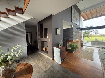 Vendo Hermosa Casa 2 Plantas en La Encantada de Villa