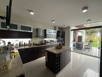 Vendo Hermosa Casa 2 Plantas en La Encantada de Villa