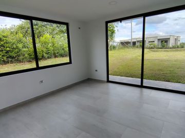 Renta amplia Casa Campestre en Parcelación Cerrada, Cerritos Pereira