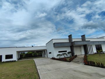 Renta amplia Casa Campestre en Parcelación Cerrada, Cerritos Pereira