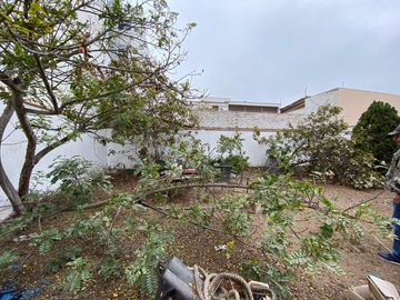 Venta De Casa Como Terreno En Aurora Miraflores Misma Avenida Roca y Boloña