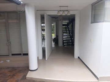 CASA EN VENTA 3 DORMITORIOS URB PRIVADA EN CUMBAYA