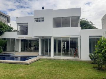 CASA EN VENTA 3 DORMITORIOS URB PRIVADA EN CUMBAYA