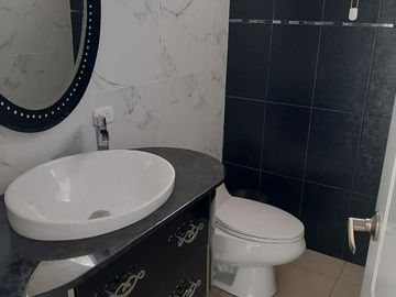 CASA EN VENTA 3 DORMITORIOS URB PRIVADA EN CUMBAYA