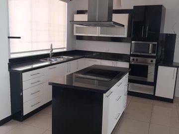 CASA EN VENTA 3 DORMITORIOS URB PRIVADA EN CUMBAYA