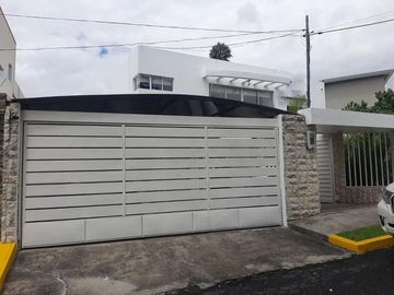 CASA EN VENTA 3 DORMITORIOS URB PRIVADA EN CUMBAYA