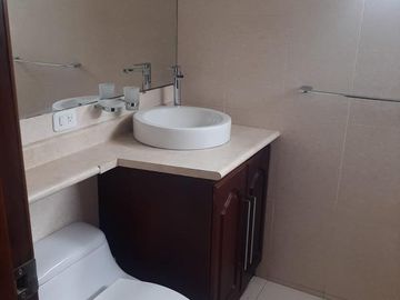 CASA EN VENTA 3 DORMITORIOS URB PRIVADA EN CUMBAYA