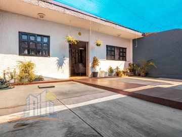 Casa de una planta con Amplio Terreno cerca de Prol Av Guadalupe y Prol Mariano Otero