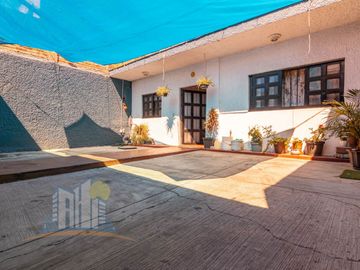 Casa de una planta con Amplio Terreno cerca de Prol Av Guadalupe y Prol Mariano Otero
