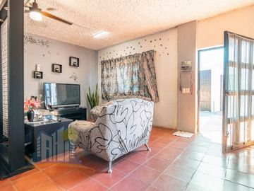 Casa de una planta con Amplio Terreno cerca de Prol Av Guadalupe y Prol Mariano Otero