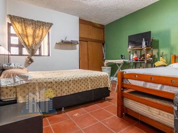 Casa de una planta con Amplio Terreno cerca de Prol Av Guadalupe y Prol Mariano Otero