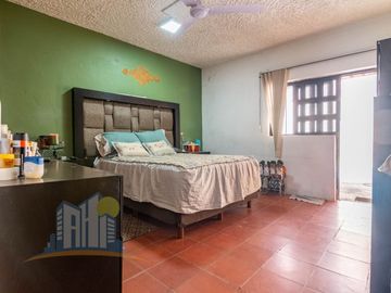 Casa de una planta con Amplio Terreno cerca de Prol Av Guadalupe y Prol Mariano Otero