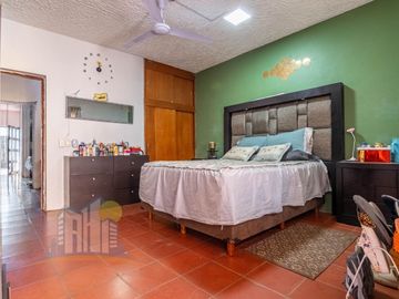 Casa de una planta con Amplio Terreno cerca de Prol Av Guadalupe y Prol Mariano Otero