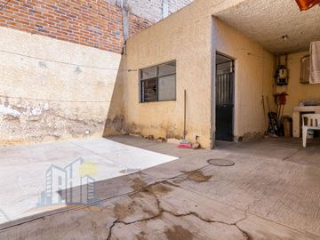 Casa de una planta con Amplio Terreno cerca de Prol Av Guadalupe y Prol Mariano Otero