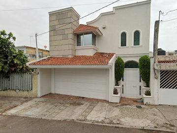 hermosa casa ubicada en el estado de Veracruz, una propiedad que combina  comodidad, conveniencia y un entorno ideal para la vida en familia.