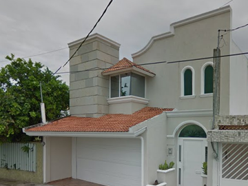 hermosa casa ubicada en el estado de Veracruz, una propiedad que combina  comodidad, conveniencia y un entorno ideal para la vida en familia.