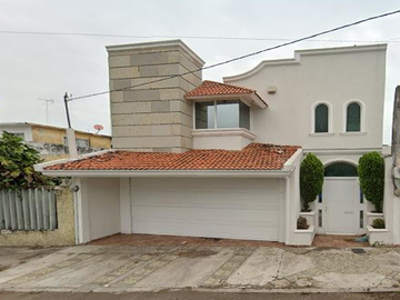 hermosa casa ubicada en el estado de Veracruz, una propiedad que combina  comodidad, conveniencia y un entorno ideal para la vida en familia.